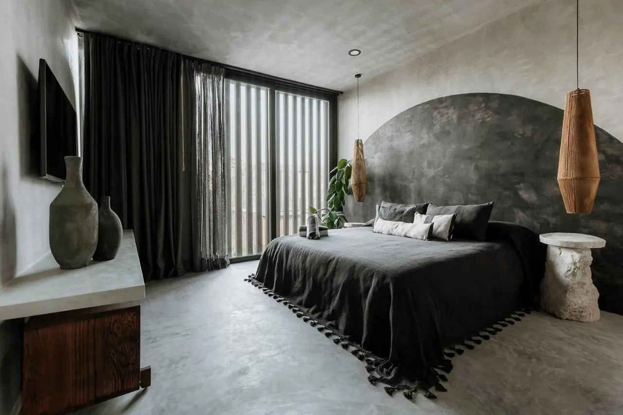 Mar Y Miel Noir Modern Apartment Tulum